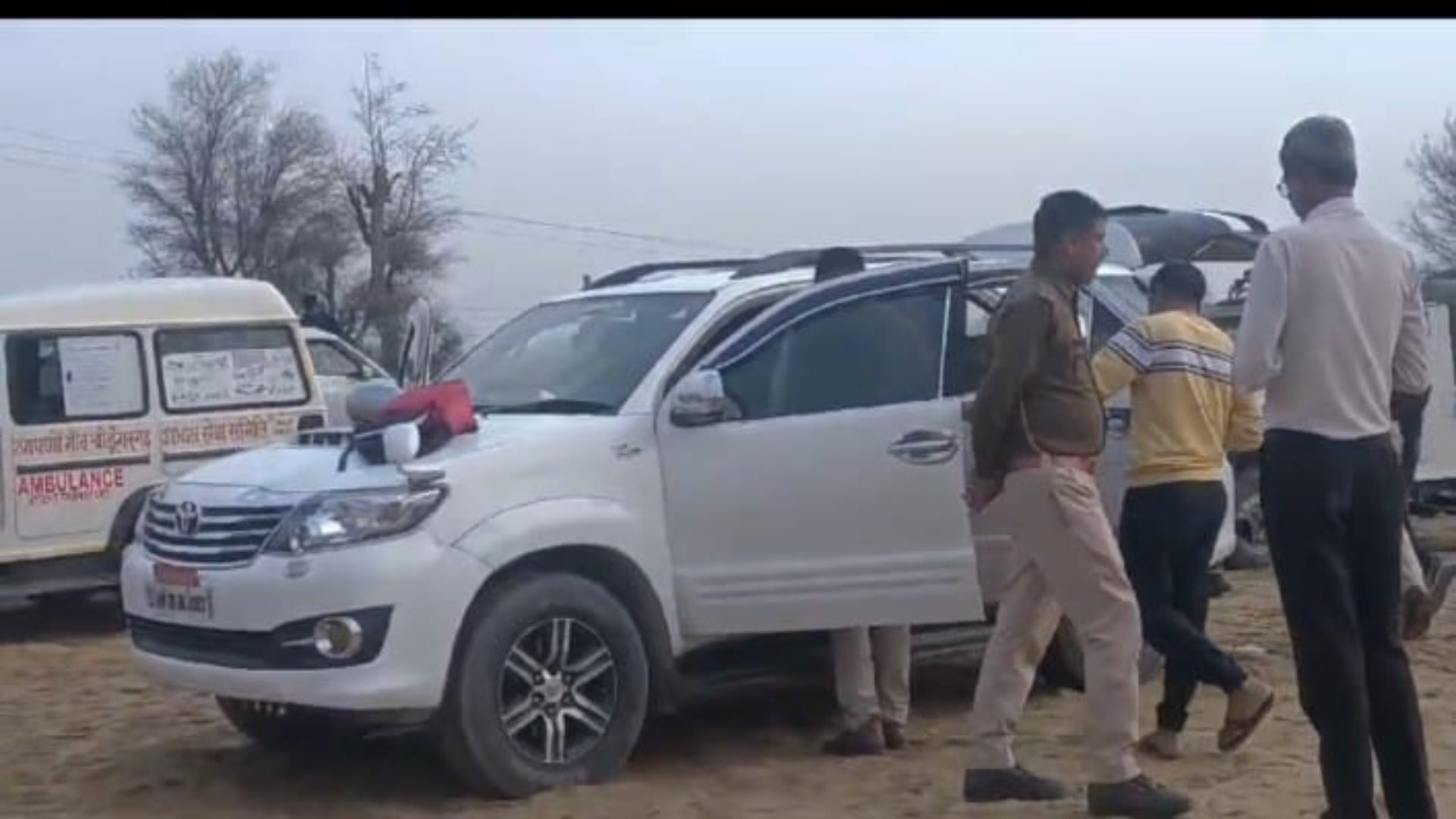 लग्जरी गाड़ी में मिले शव