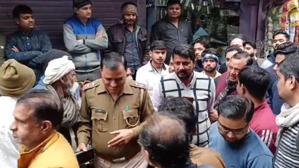 Rajasthan News: Thieves escaped after breaking the locks of two bullion shops, anger among traders