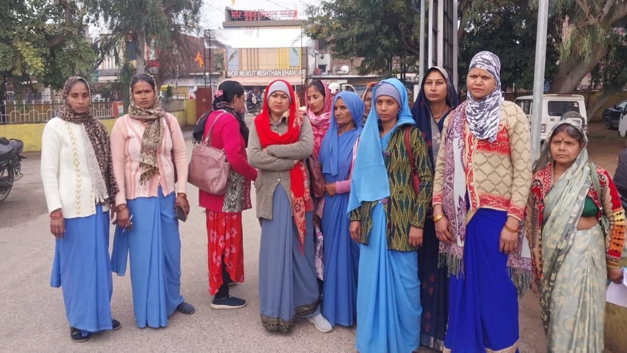 Dholpur News Demonstration of ASHA associates regarding 11-point demand