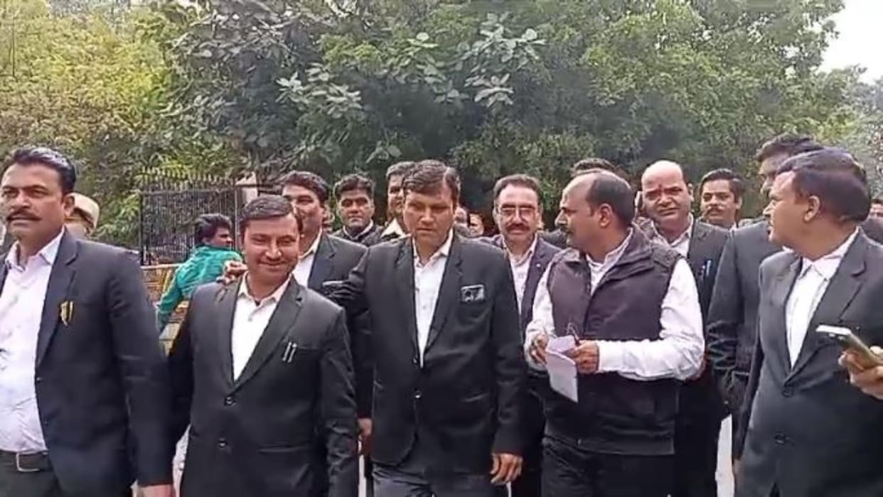 Kota News Protest against shifting of office of Deputy Registrar II lawyers protest