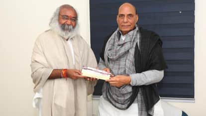 रक्षामंत्री राजनाथ सिंह को निमंत्रण देते कल्कि पीठाधीश्वर प्रमोद कृष्णम