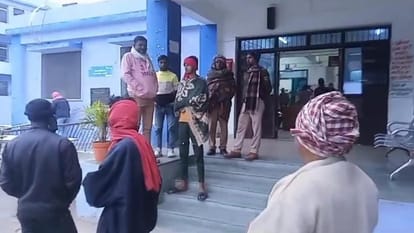 Bihar News: अधेड़ महिला ने पंखे से लटककर दी जान; तीन बच्चों के सिर से उठा मां का साया, परिजन कुछ नहीं बता रहे Rohtas: Mother of 3 young children committed suicide by hanging herself; family members not telling anything