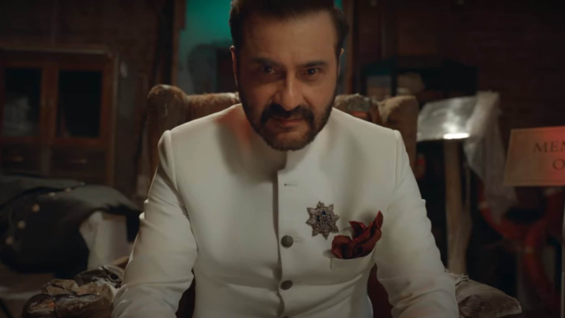 Karisma Kapoor Makes Comeback with Pankaj Tripathi Sara Ali Khan Vijay Varma Starrer Murder Mubarak