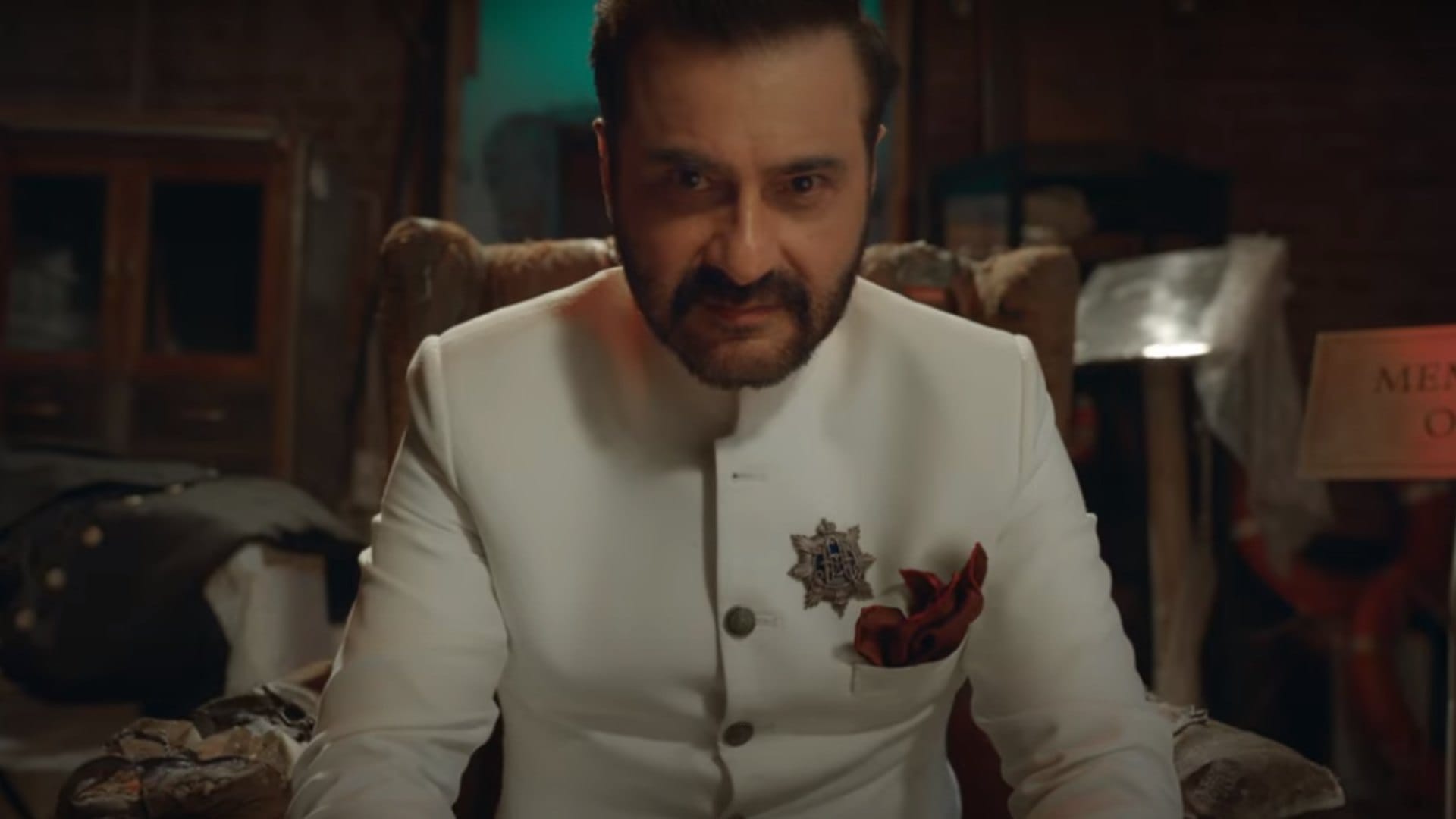 Karisma Kapoor Makes Comeback with Pankaj Tripathi Sara Ali Khan Vijay Varma Starrer Murder Mubarak