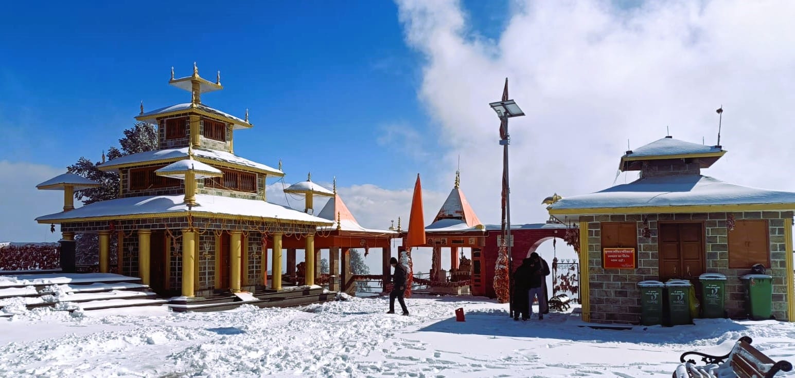 Uttarakhand Weather Snowfall in Dhanaulti Kanatal Tourists face traffic jam 25 people trapped in Chakrata