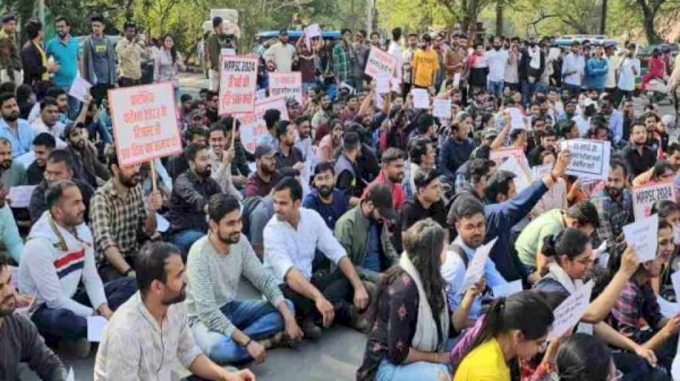 Students strike against MP Public Service Commission mppsc indore news