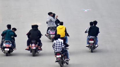 Youth are risking their lives to make reels, dangerous game of bike stunt going on in Naini.