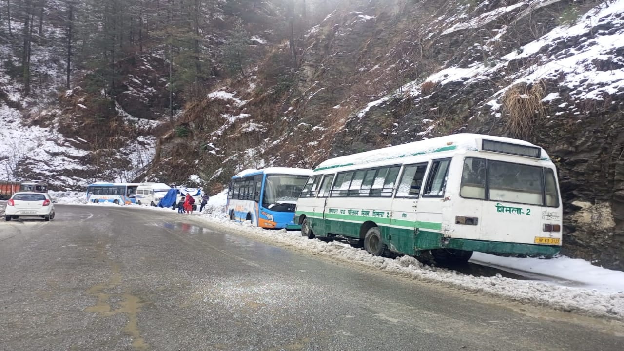 Himachal Weather: Difficulties increased due to snowfall, roads and power transformers stalled, see the situat