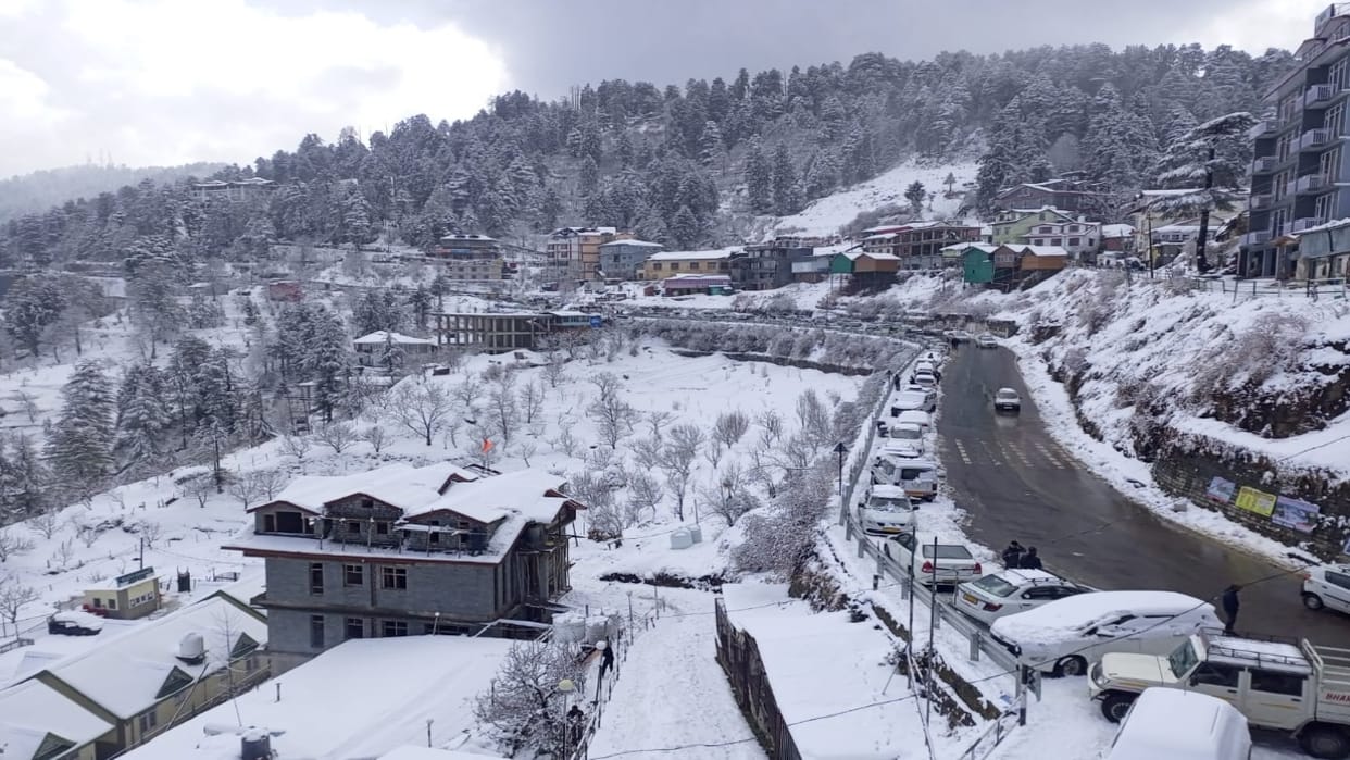 Himachal Weather: Difficulties increased due to snowfall, roads and power transformers stalled, see the situat