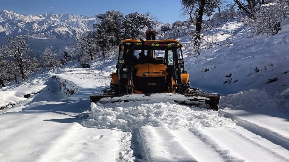 Uttarakhand Snowfall: snowfall in the mountains of pithoragarh uttarakhand
