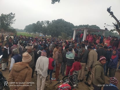 UP: आजमगढ़ में अराजक तत्वों ने तोड़ी अंबेडकर प्रतिमा, सैकड़ों की संख्या में नाराज ग्रामीणों ने किया हंगामा Ambedkar statue broken by miscreants angry villagers created ruckus in Azamgarh