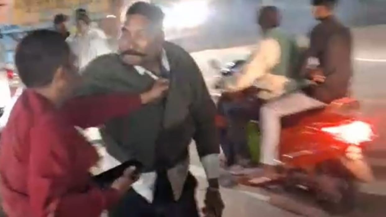Bhojpur: 2 policemen beat each other with belts, kick and punch; Police denied that both of them drank alcohol