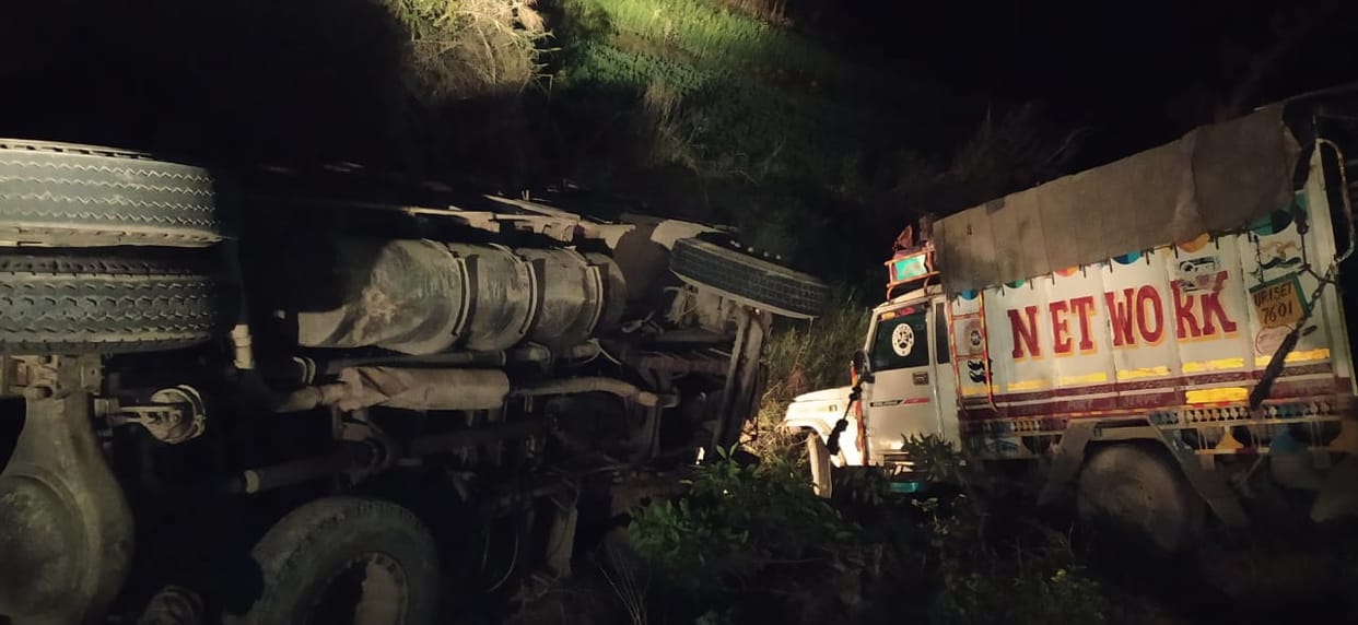 Truck and pickup overturned in roadside pit after collision and six people injured in Bijnor