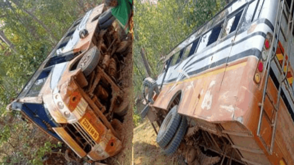 private bus went out of control and overturned in Naxal-affected Jhalmala Kabirdham
