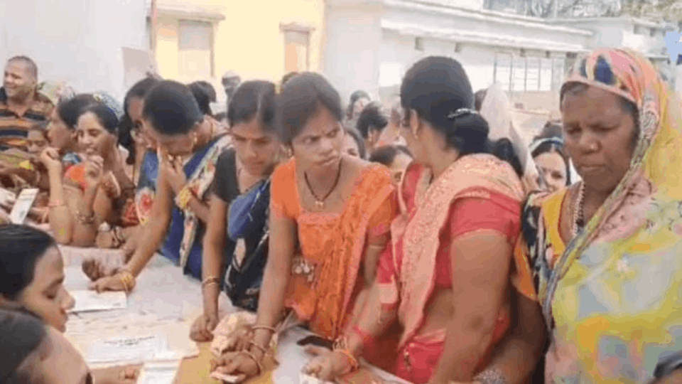 Crowd of women gathered to take form of Mahtari Vandan Yojana