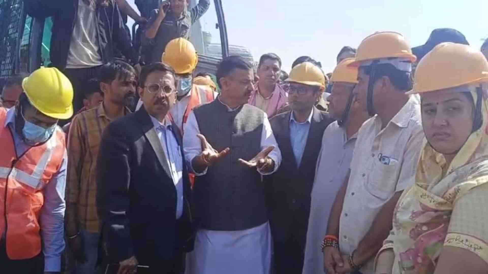 घटनास्थल पर पहुंचे प्रशासन समेत तमाम अधिकारी और नेता।