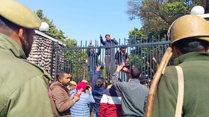 आरक्षण पर सियासत: पहाड़ियों को ST के दर्जे का विरोध, जम्मू विश्वविद्यालय में प्रदर्शन, प्रवेशद्वार किए बंद jamm university students Protest against ST status to pahari and others bill