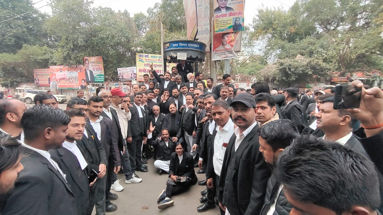 Court lawyers take to the road against harassment, block the road and raise slogans, officials enga