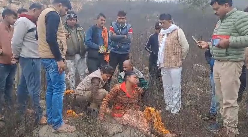 Woman found dragged on the road, hands and legs tied,.cloth stuffed in mouth, said thrown from Bolero