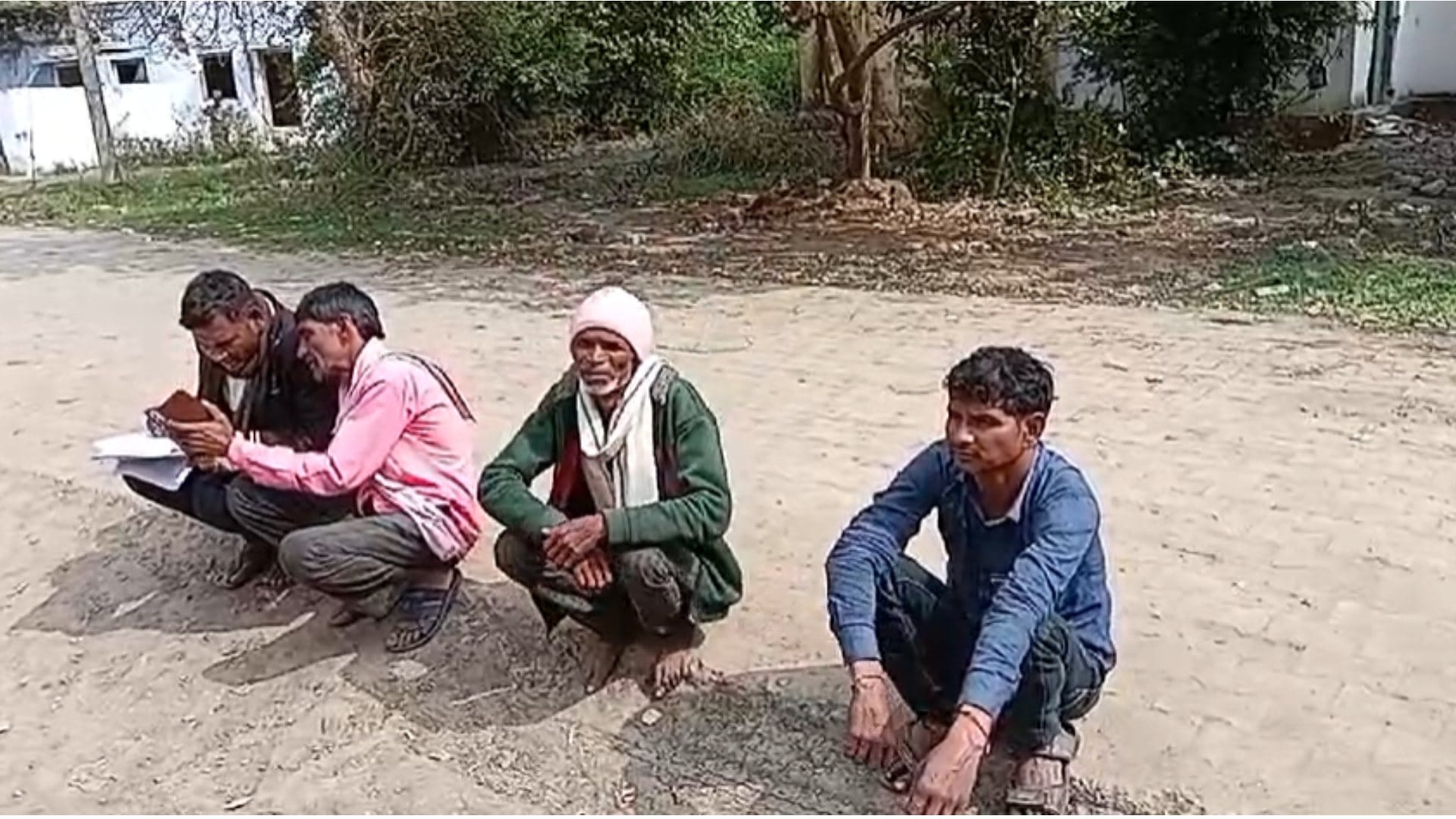 खेत में दवा छिड़कते अचेत हुआ किसान