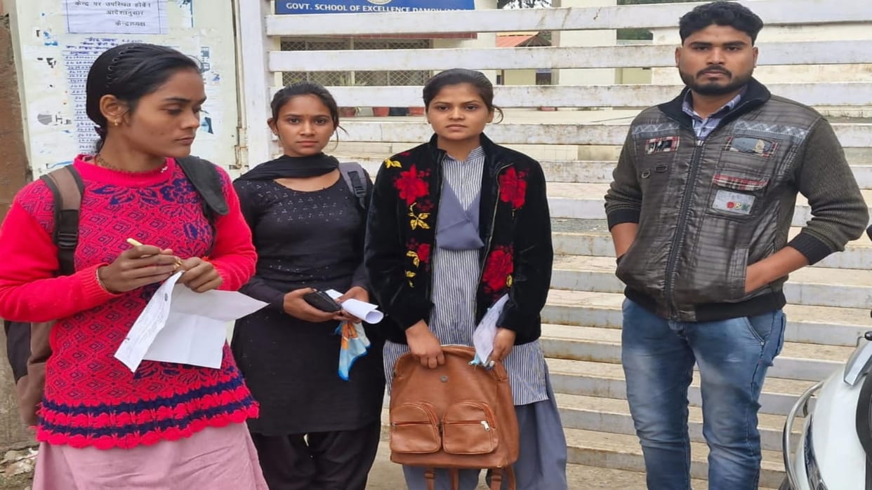 Damoh Five copycats caught in Hindi paper