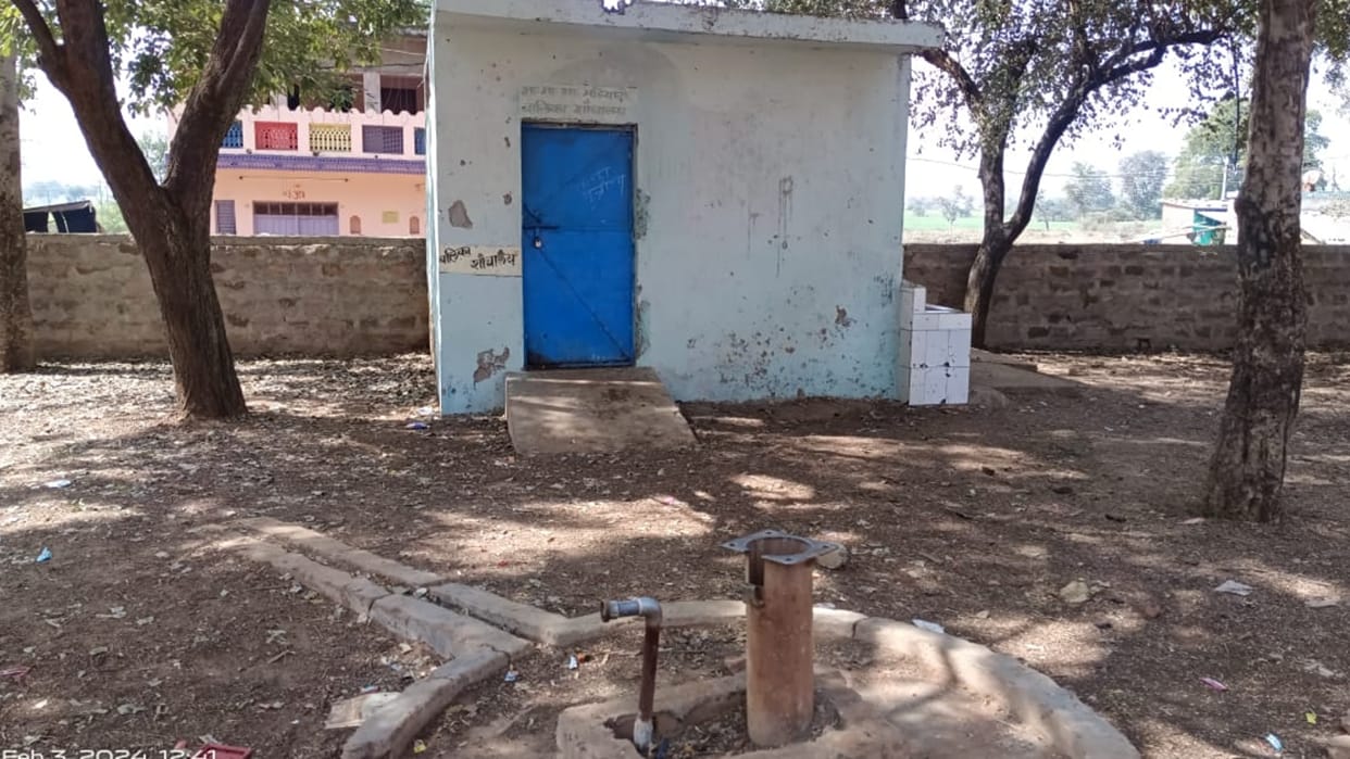 Damoh News Students of Madiyado Middle School yearning to drink water
