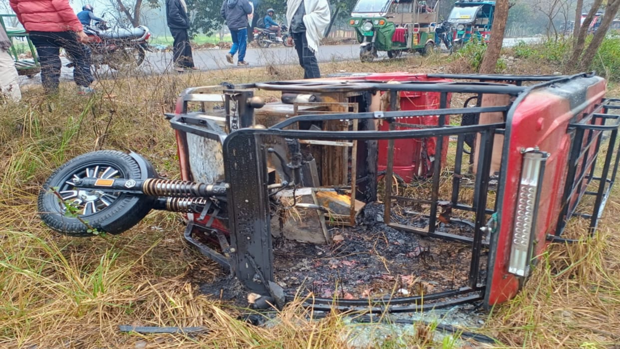 E-rickshaw battery exploded in Jhalu of Bijnor and five people got burnt