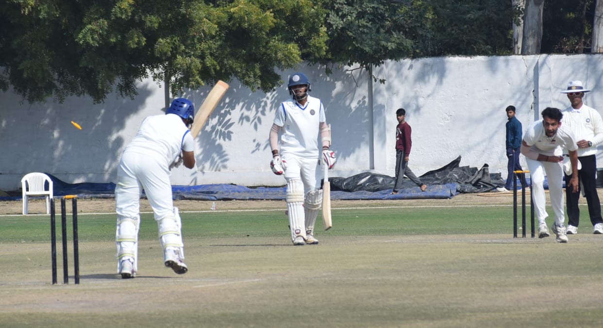 Cricket Match: UP scored 372 runs in first innings and Hyderabad all out for 162 runs