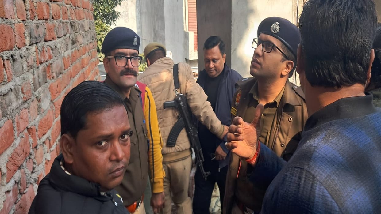 Thieves stole from mobile shop near the police picket in Pilibhit