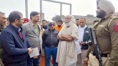 संभल में प्रशासनिक अधिकारियों से मुलाकात करते आचार्य प्रमोद कृष्णम