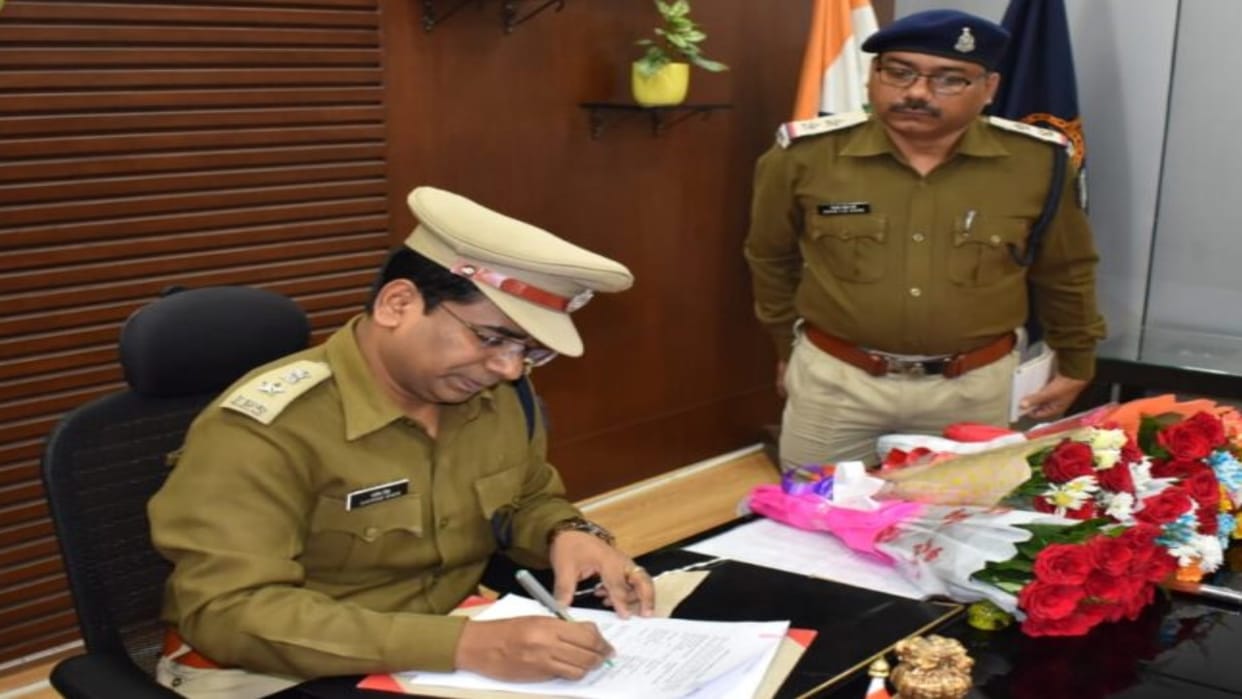 Raipur new SSP Santosh Kumar Singh took charge: Said- strict action against illegal drugs and criminals