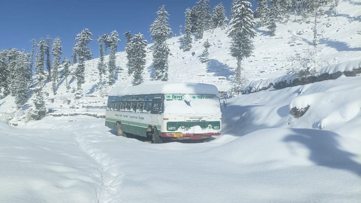 Himachal Weather opened after rain and snowfall but problems persist,  roads still closed