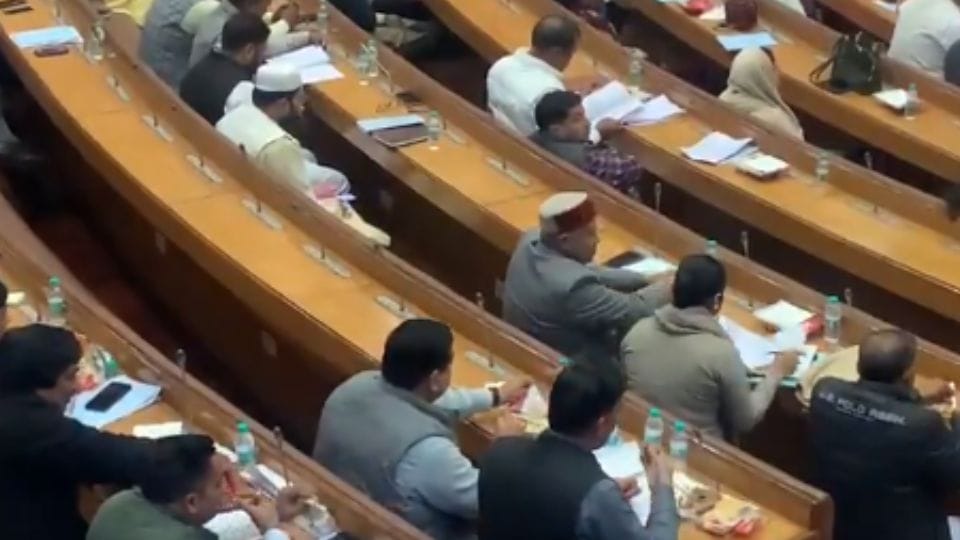 Councilors were busy enjoying Chole-Bhatura in MCD meeting in Delhi