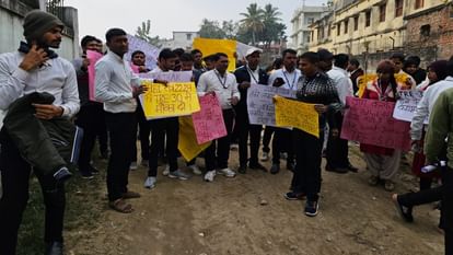 TRE 3: शिक्षक भर्ती परीक्षा की तारीख पर अभ्यर्थी नाखुश; 'हमें भी मौका दें, सरकार बदलने पर घोषणा न बदली जाए' TRE 3: Candidates unhappy on teacher recruitment exam date; Protested in Begusarai and says give us chance too