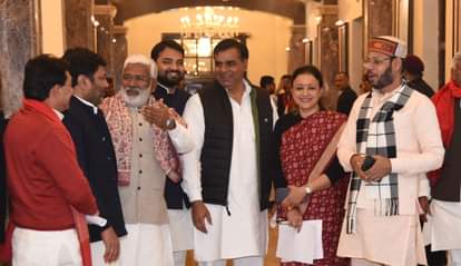 सदन में सभी दलों के विधायक एक साथ यूं नजर आए।