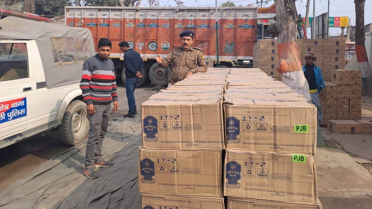 Vaishali: Liquor smuggling under guise of peanuts exposed; Two accused arrested, 1000 cartoons recovered