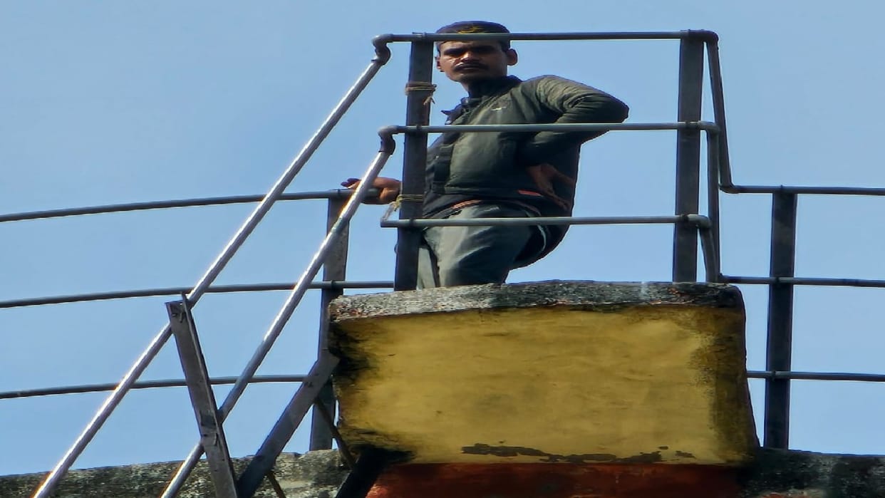 Youth climbed on water tank in Kanshi Ram Colony created drama for four hours in Pilibhit