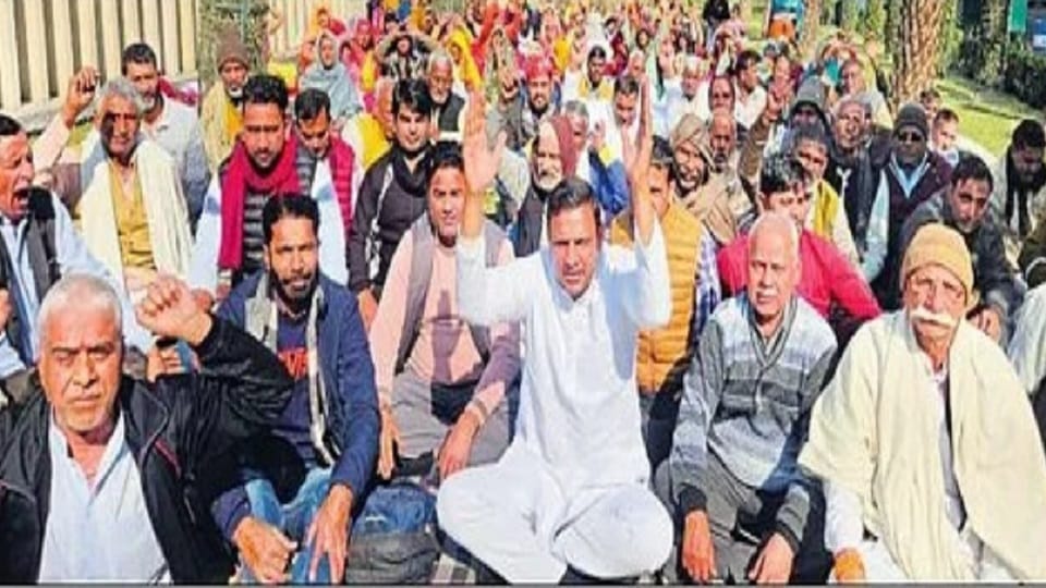 Mahapanchayat of farmers sitting on indefinite strike toda