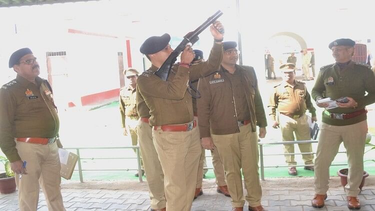 Hathras: अलीगढ़ आईजी पहुंचे हाथरस, परखा शस्त्र चलाने का ज्ञान, पुलिस लाइन-कोतवाली सदर का किया निरीक्षण
