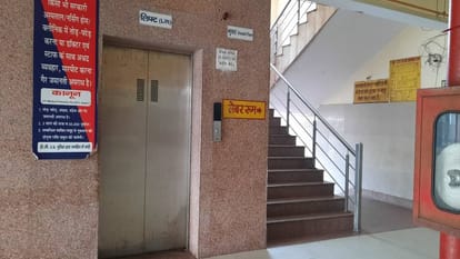 Agra: जिला महिला अस्पताल में फिर खराब हुई लिफ्ट, प्रसूताएं परेशान; दूसरी नौ महीने से पड़ी बंद Pregnant women are facing problems due to malfunction of lift in District Women Hospital in Agra