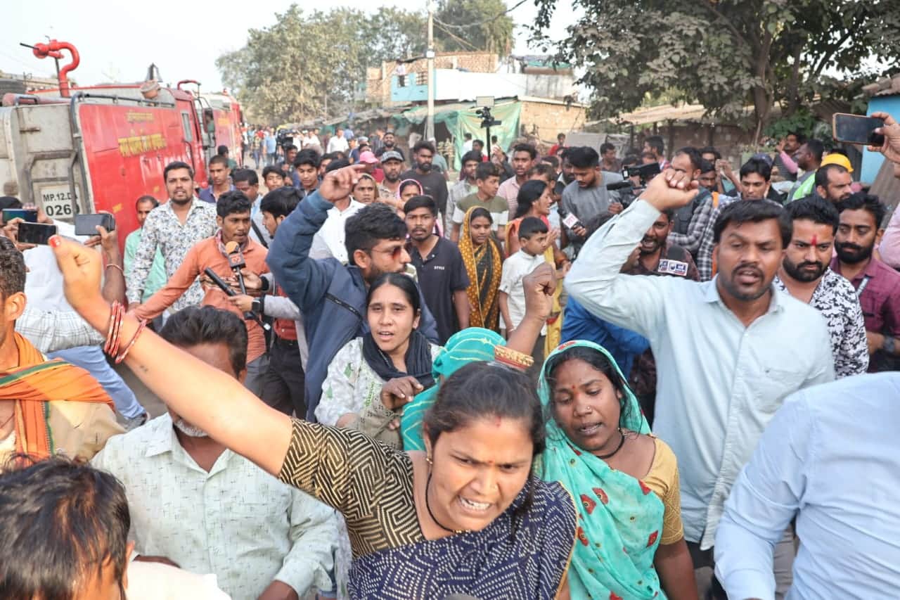 Harda Blast: Chief Minister's convoy reached the incident site, angry people stopped it and blocked it.