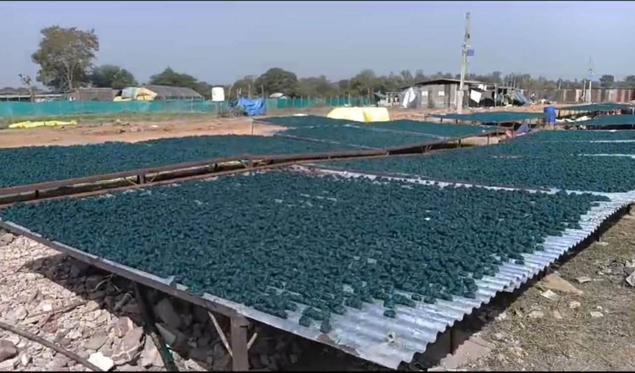 अग्रवाल की दूसरी फैक्ट्री में खुले में बिखरा बारूद