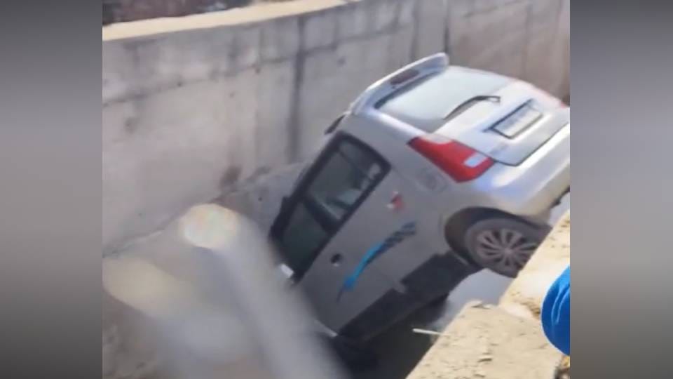 car fell into drain While head constable was learning driving in Agra police pulled him out