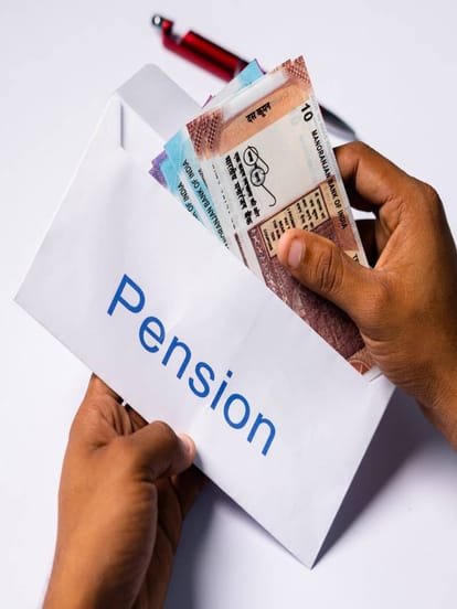 Pension: 60 वर्ष की उम्र तक बस दीजिए 55 रुपये महीने, उसके बाद मिलेंगे उम्रभर 3000 हर माह, ये है योजना Just pay 55 per month till the age of 60, after that you will get Rs 3000 every month