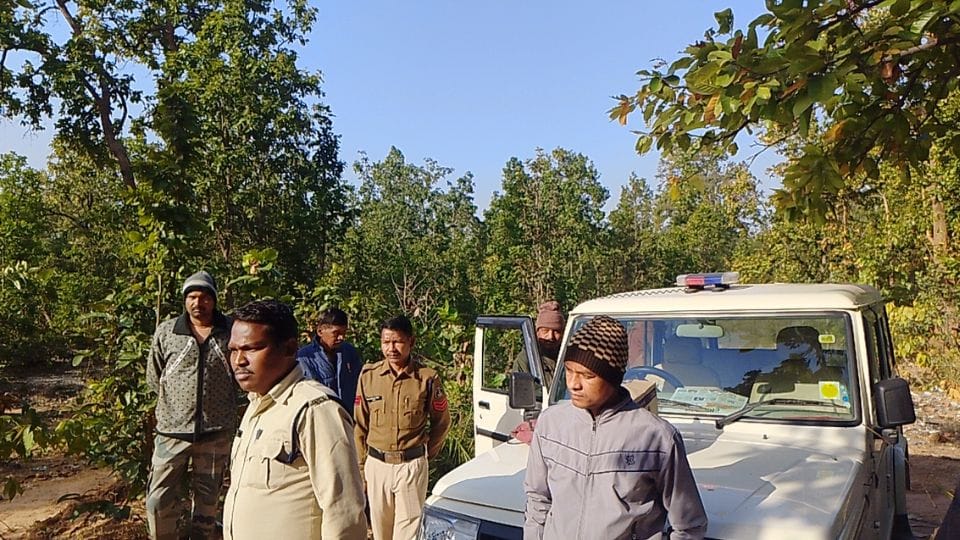 Half burnt dead body of businessman found in Balrampur Ramanujganj