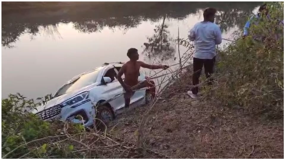 Car fell into canal in Khargone husband and wife died