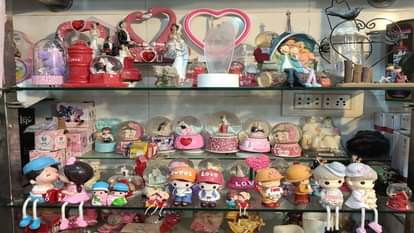 गिफ्ट की दुकान पर प्यार भरे उपहार