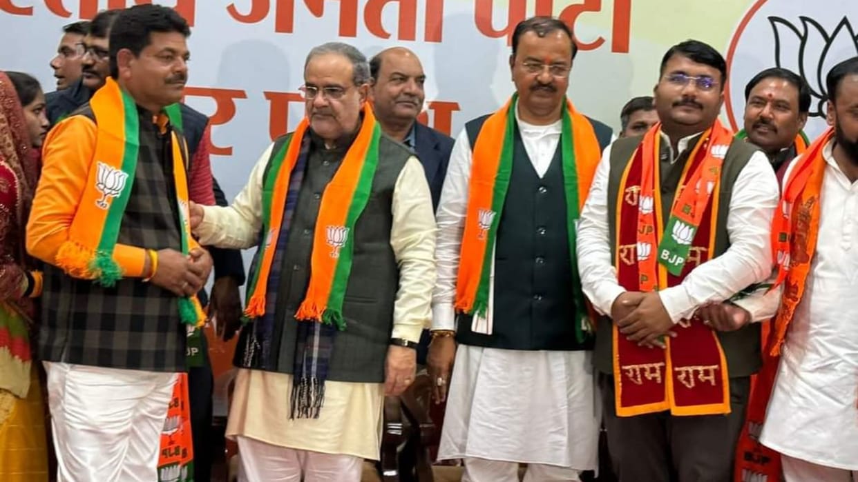 Independent councilor Saurabh Vishwakarma, SP Vishwajeet Tripathi and 12 other councilors jo