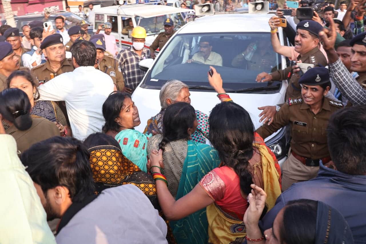 Harda Blast: Chief Minister's convoy reached the incident site, angry people stopped it and blocked it.
