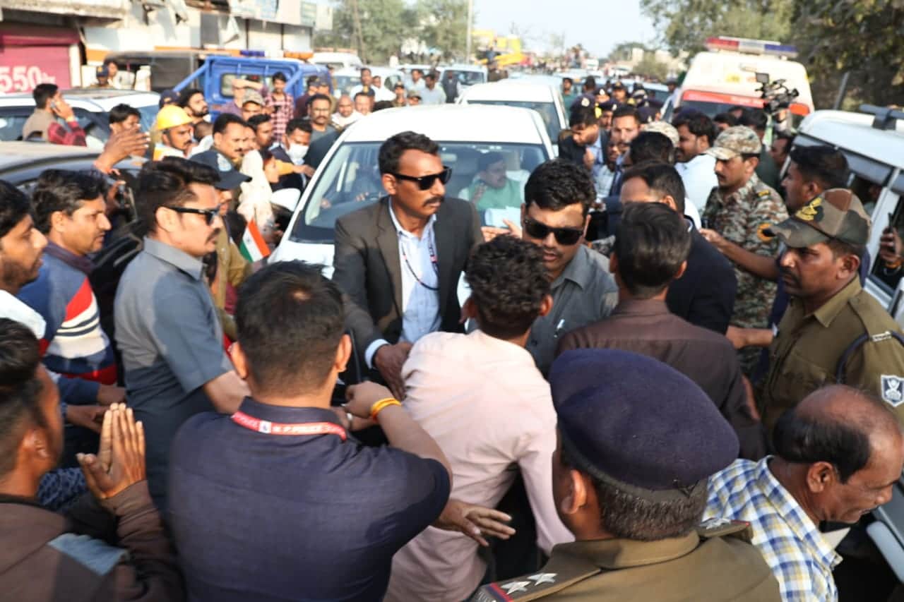 हरदा में सीएम का काफिला रोकने वाले लोगों को हटाते सुरक्षाकर्मी